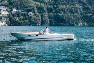 1 Hour Private and Guided Cruise on Lake Como by motorboat - The breakwater and the Life Electric sculpture by Daniel Libeskind