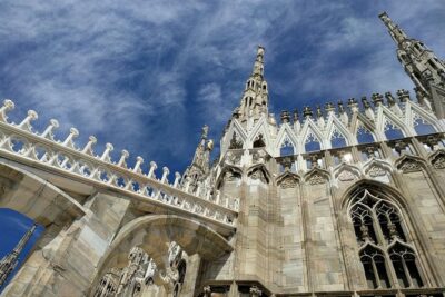 2-hours Duomo of Milan guided experience with entrance tickets - Entering the Duomo Complex with your guide