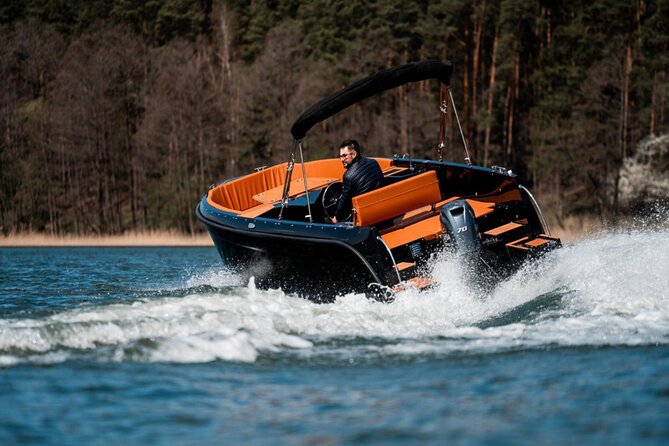 4 Hours Private SuBacco Lake Como Boat Tour - The boat: ALFASTREET 25 and the feel of a smaller yacht