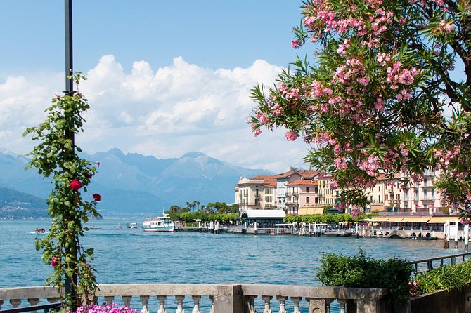 Best of Lake Como Experience from Milan, Cruise and Landscapes - Tour leader + headsets: what makes the narration actually work
