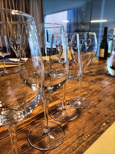 Como: Wine Tasting Experience with Cheese and Cold Cuts - The sommelier factor: why guidance makes the tasting easier