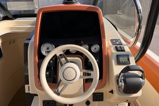 Dreamer tour(1 H) luxury boat aperitif onboard - Luxury boat + aperitif: what this 1-hour Dreamer tour actually feels like