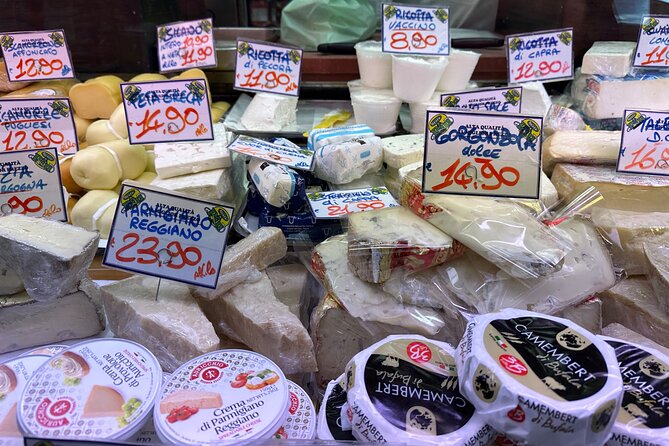 Eating Milan Street Food Tour with Guided Tasting and Sightseeing - Piazza del Duomo: Admire the facade, no extra ticket pressure