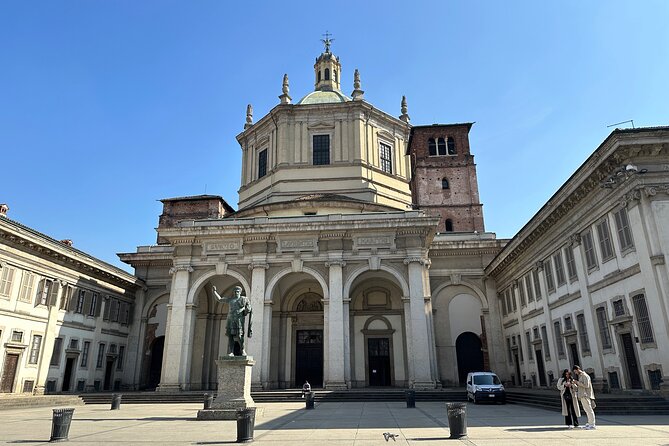 Eating Milan Street Food Tour with Guided Tasting and Sightseeing - Piazza della Scala: Opera grandeur plus civic Milan