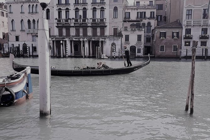 From Milan: Venice Full-Day Guided Tour With Boat Ride - Rialto Bridge: a famous scene with a job to do