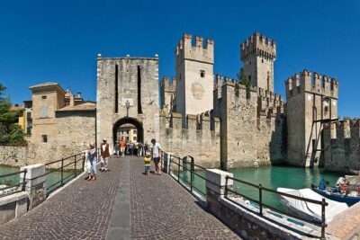Full-Day Lake Garda and Desenzano del Garda from Milan - small group tour - Desenzano del Garda: the guided start and the boat hop to Sirmione