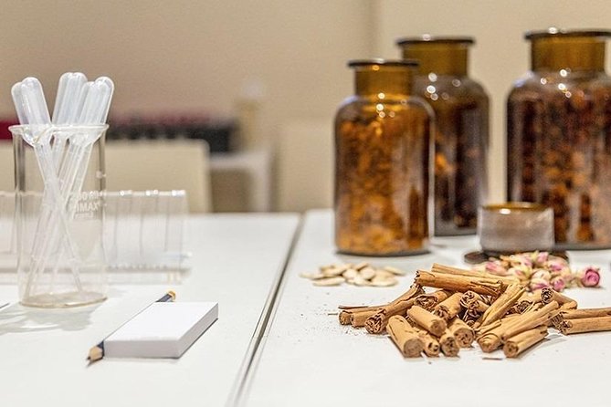 Italian Perfume Workshop in Milan - Italian Perfume History, Notes, and How You Learn to Describe Scents