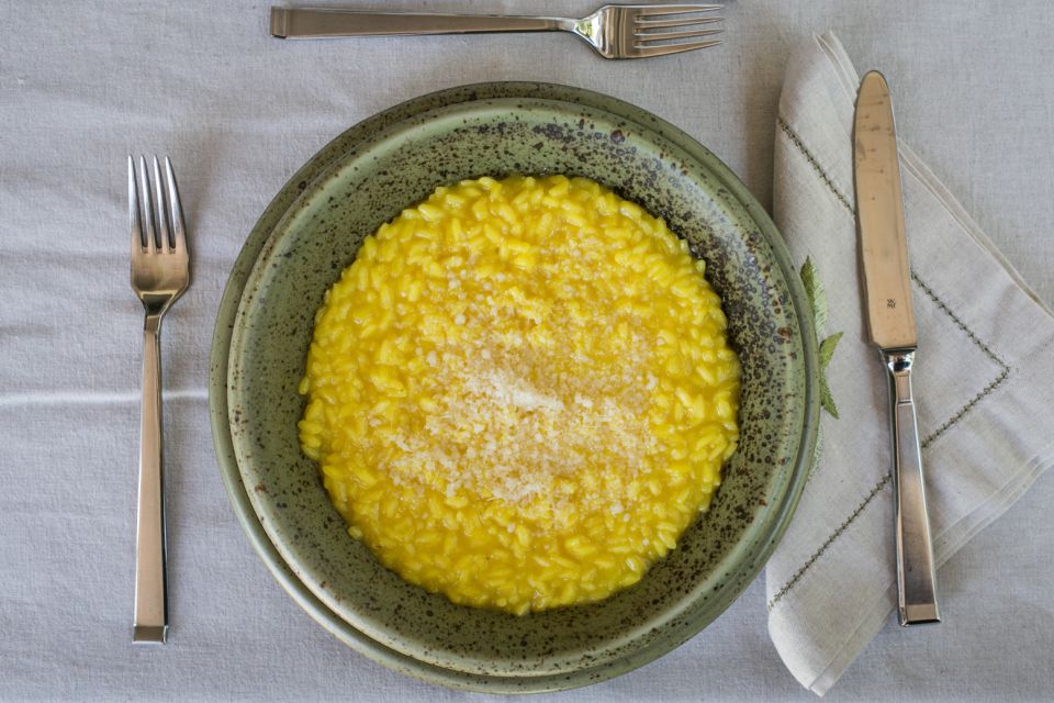Milan: Dining Experience at a Local's Home - Finding the Right Door in Milan: Meeting Your Host at Home