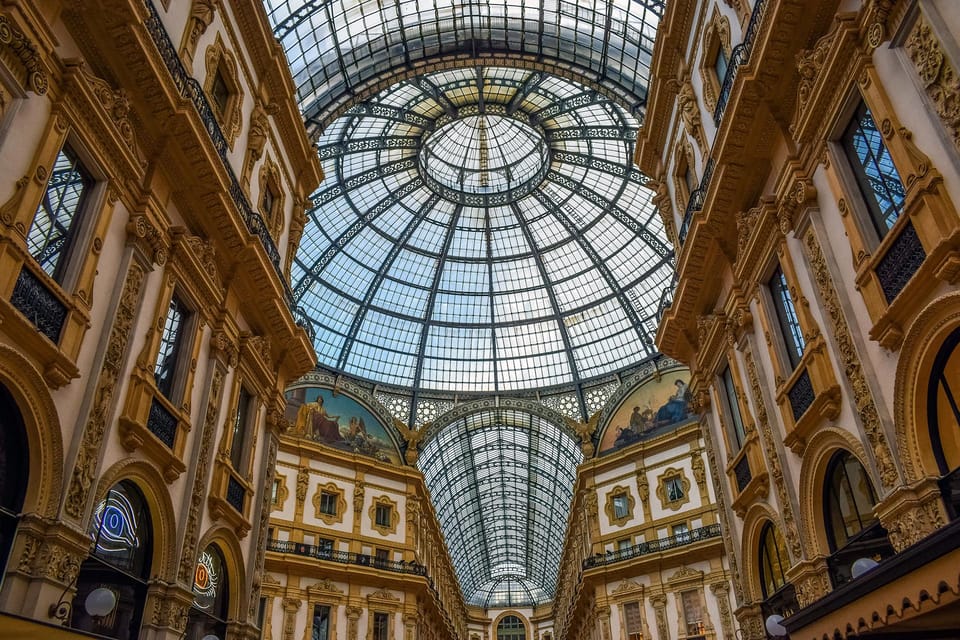 Milan: Night Tour by Bus - Teatro alla Scala and Brera: culture glimpses without the ticket hunt