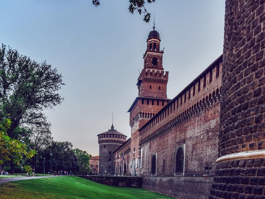 Milan: Night Tour by Bus - Where to catch the bus at night: Foro Bonaparte (close to Largo Cairoli)