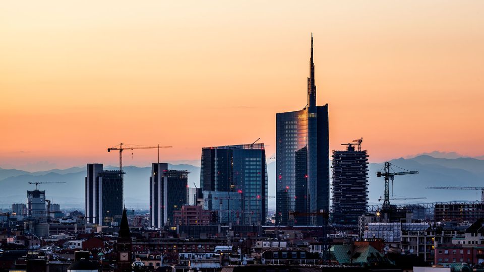 Milan: Piazza Gae Aulenti and Pelli Tower Walking Tour - Piazza Gae Aulenti: The Center of Porta Nuova Views