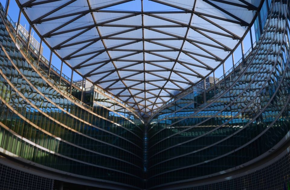 Milan: Piazza Gae Aulenti and Pelli Tower Walking Tour - Walking Along Corso Como Like a Local