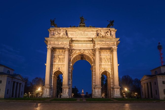 MILAN PRIVATE WALKING TOUR BY NIGHT: AMAZING MILAN - 2 h - Starting at Piazza della Scala and setting up the vibe