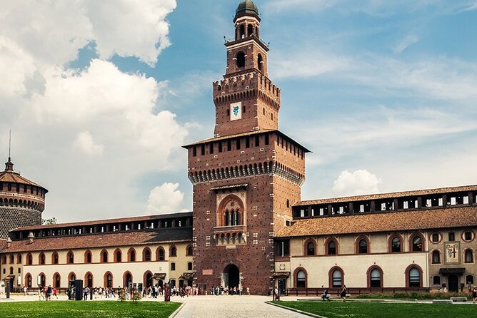 Milan : Small Group Tour Duomo and Terrazze - Fashion District Walking and the Street of the Ear