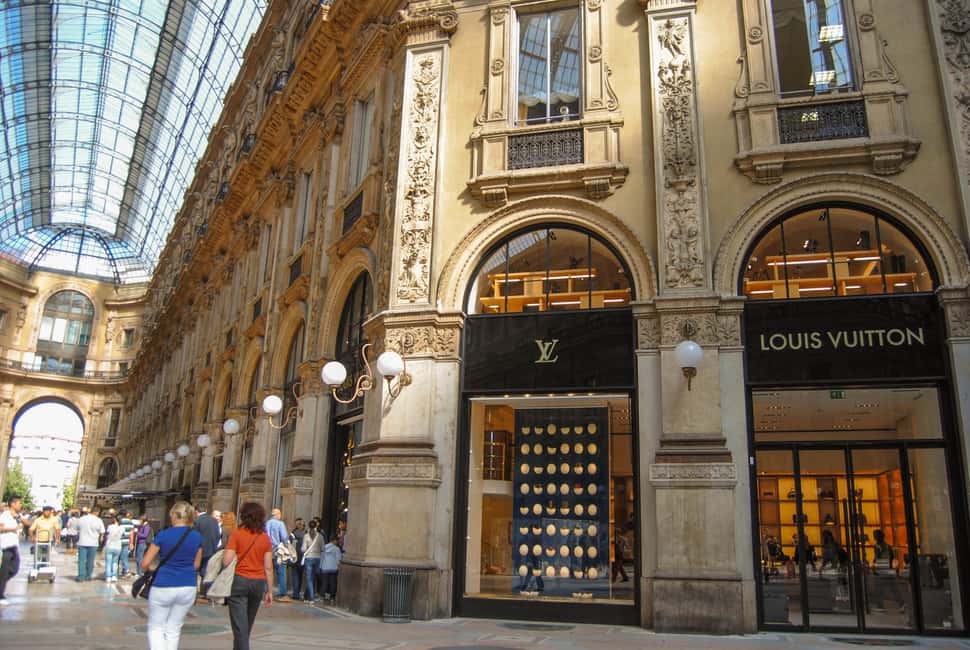 Milano: Highlights Private Tour, Duomo, Castle & Gelato - Duomo highlights: Madonnina, the Statue of Liberty, and big scale