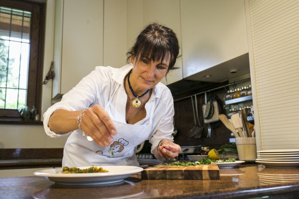 Varenna: Cooking Class at a Local's Home - The table experience: tasting everything you cook with local wines